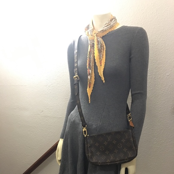 Pleated Hermes Scarf - Picture 3 of 5